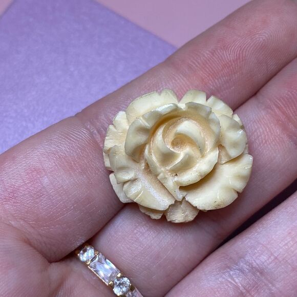 💛 Vintage Carved Bone Rose Flower Brooch - Picture 5 of 5